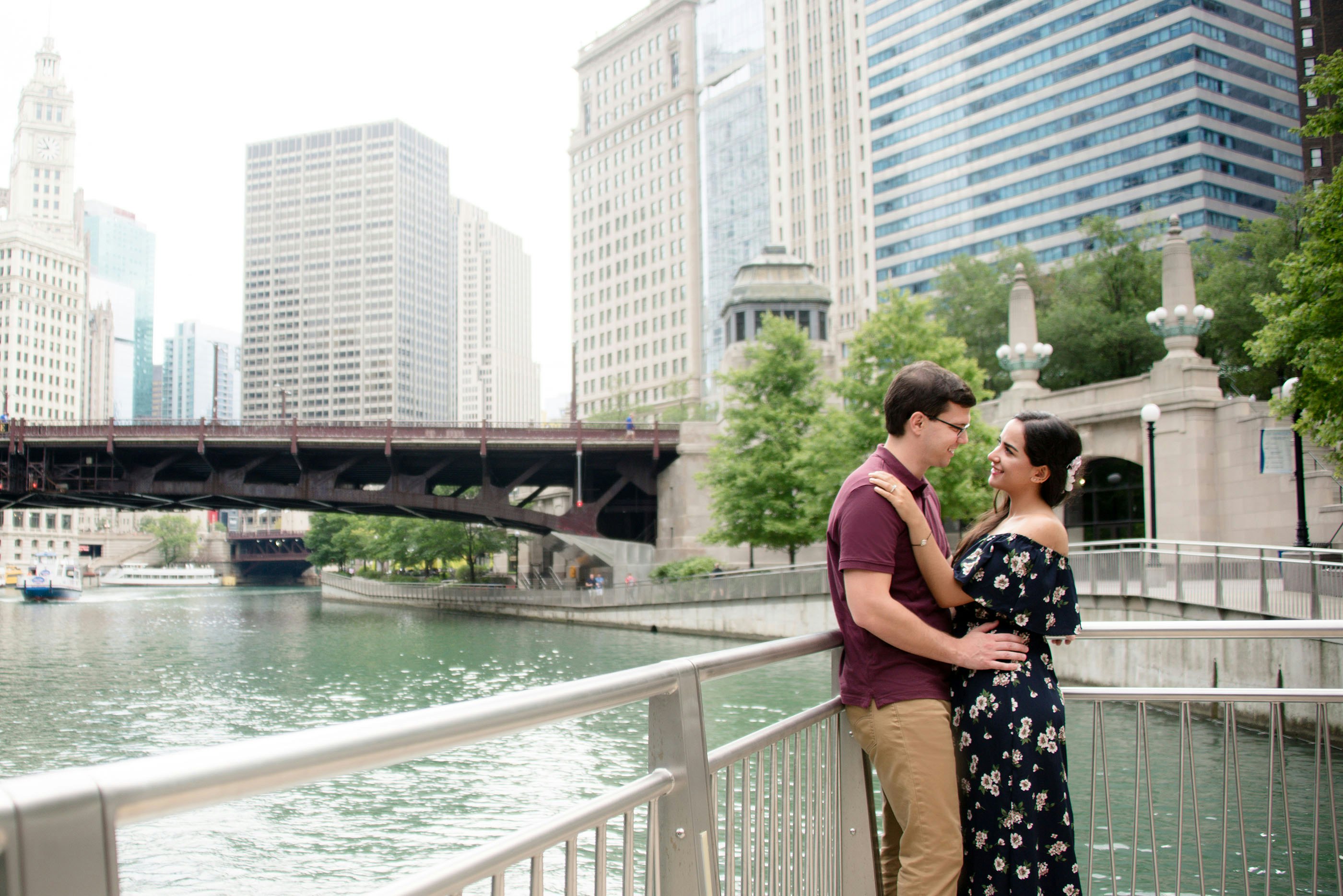 Young couple in Chicago, Chicago River