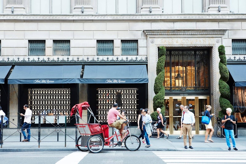 Saks Fifth Avenue Outlet Store Exterior Stock Photo - Download Image Now -  Saks, Avenue, Boutique - iStock